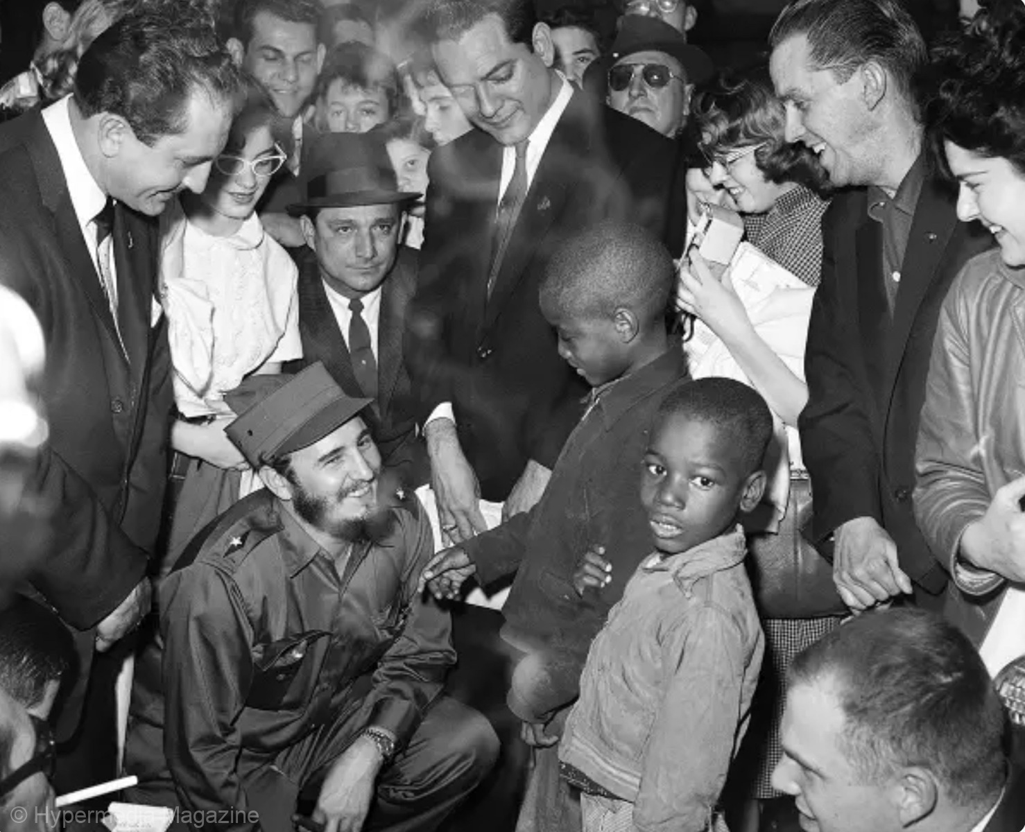 El Primer Ministro cubano Fidel Castro, Willie McNeil y Garry McNeil hablando con niños en Washington, EE.UU, en 1959.
