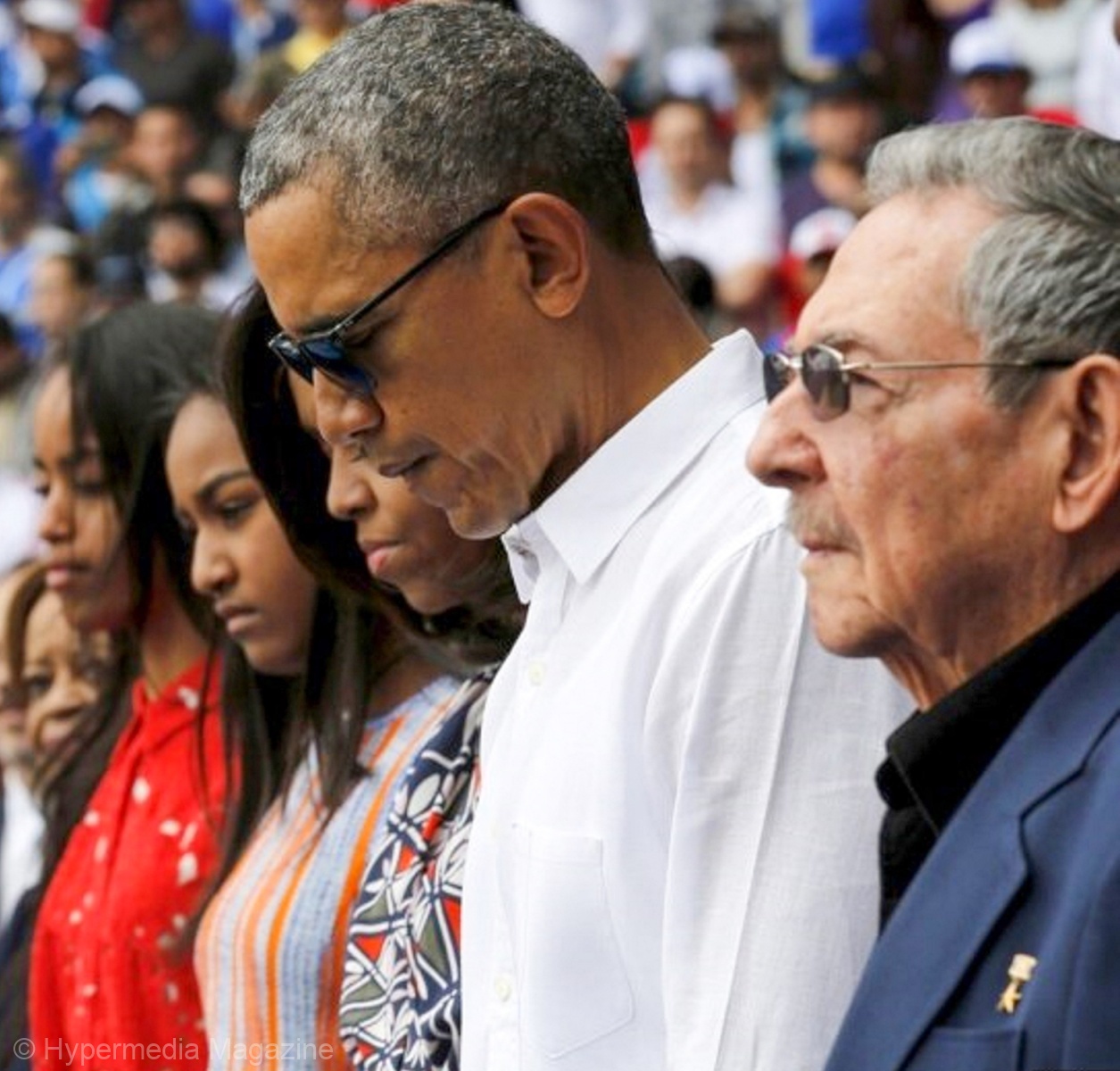 Raúl Castro junto a Barack y Michelle Obama, acompañados por sus hijas.