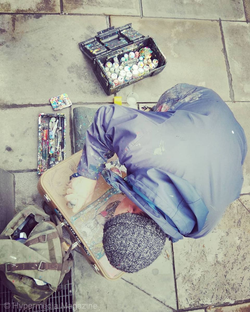 Bel Wilson, el hombre del chicle, pintando La valija (Londres)
