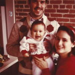 Roberto Valero con su esposa y primera hija.