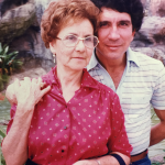 Reinaldo Arenas con su madre, Oneida Fuentes, en Miami.