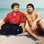 Reinaldo Arenas con su madre Oneida Fuentes, en Miami Beach.