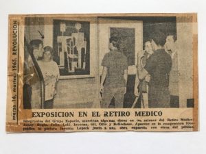2. Nota de prensa publicada en el periódico Revolución, el 16 de marzo de 1965. En la fotografía puede verse el lienzo La nueva sagrada familia, de Inverna Lockpez. La artista delante de la obra. Imagen cortesía de Inverna Lockpez.