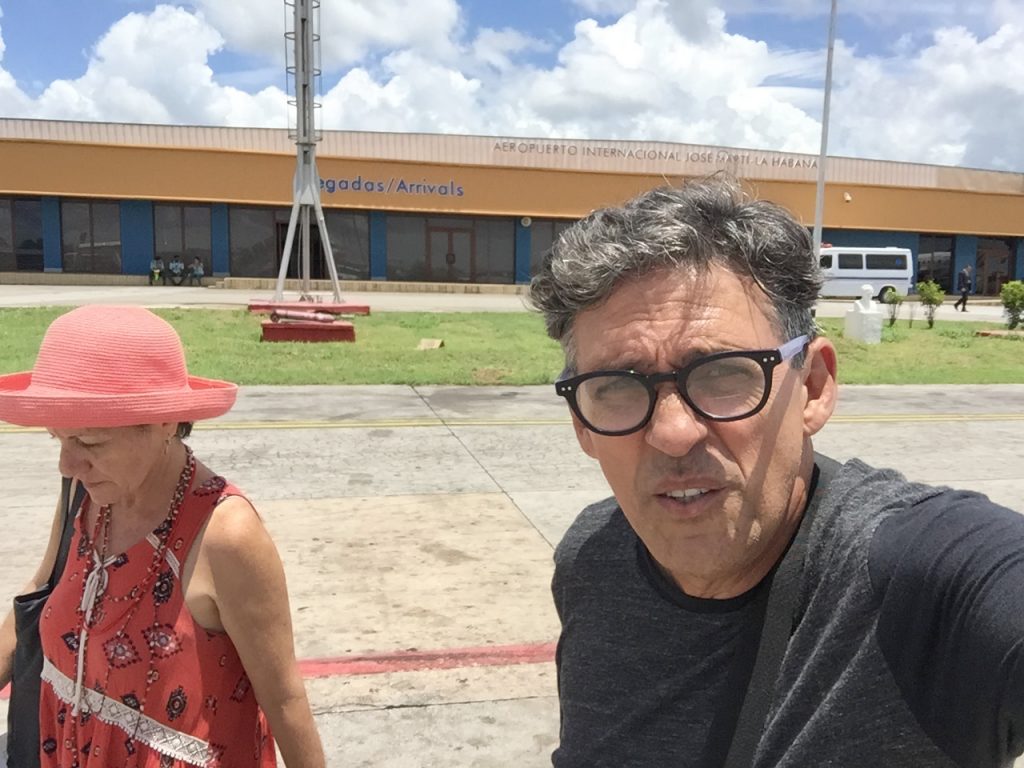 Néstor Díaz de Villegas junto a su esposa Esther María, en el aeropuerto de La Habana. 2016. 