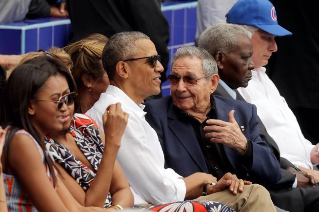 Barack Obama y Raúl Castro durante un juego de béisbol en el estadio Latinoamericano (La Habana).
